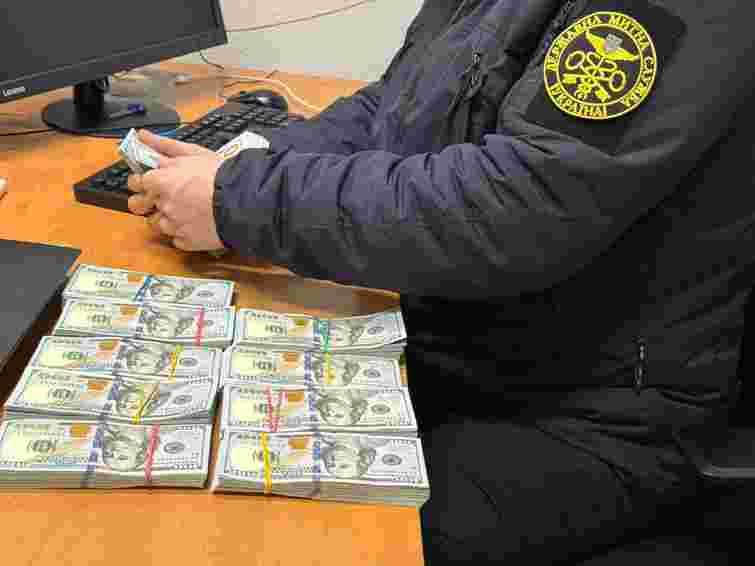 Українка намагалась вивезти в Румунію 100 тис. доларів, примотавши гроші скотчем до тіла