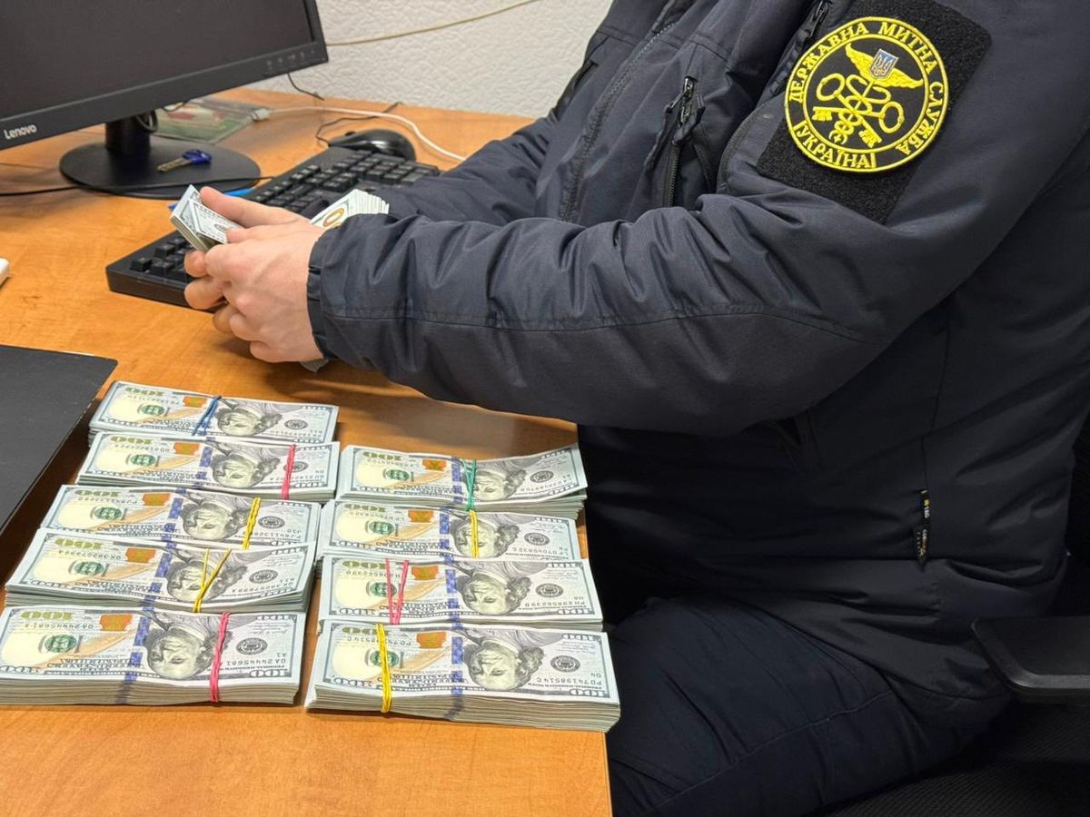 Українка намагалась вивезти в Румунію 100 тис. доларів, примотавши гроші скотчем до тіла