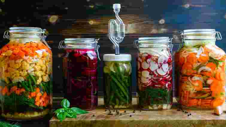 Не треба чекати зими: як приготувати квашені овочі в банці всього за два дні