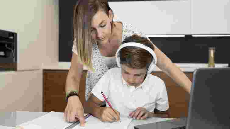 «Заставляти» чи «змушувати»: яке дієслово доречніше вживати