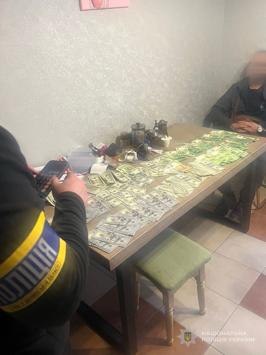 Правоохоронці провели пʼять обшуків у підозрюваних та в офісі компанії (фото поліції)