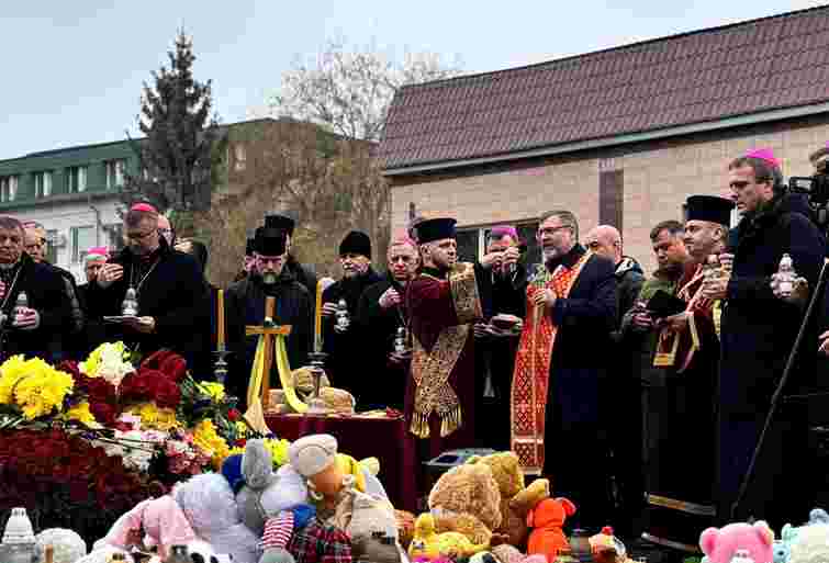 Глава УГКЦ і Папський Нунцій провели спільну молитву біля зруйнованих будинків у Тернополі