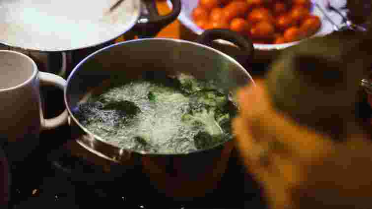 Під кришкою чи без: як все ж таки краще варити суп для ідеального смаку