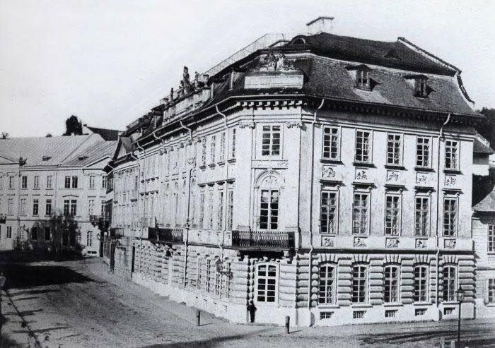 Історичне фото кам'яниці