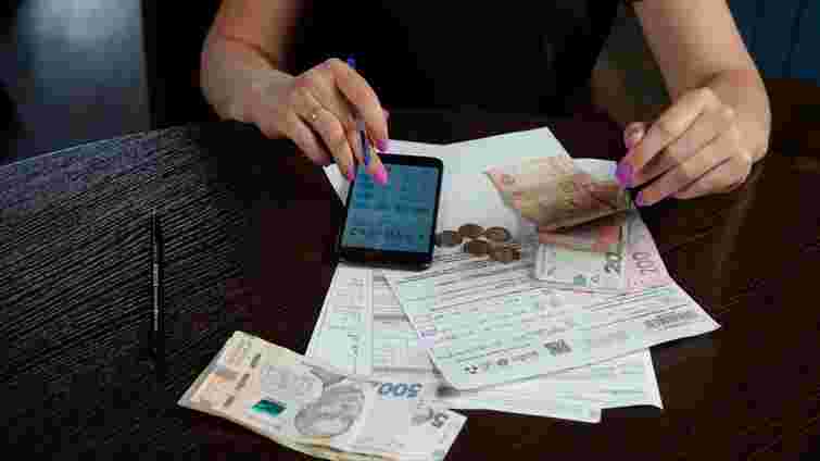 Понад половину боргів українців за комуналку закрили без їхньої оплати