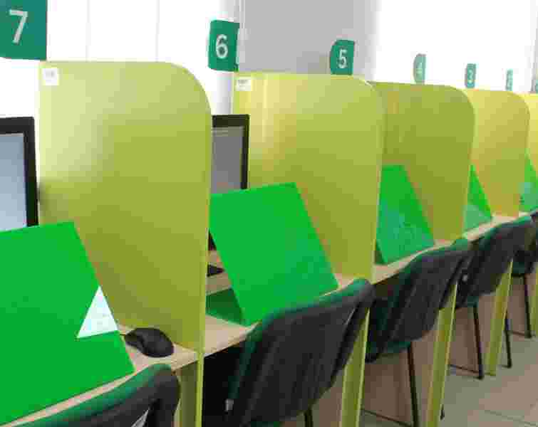 На Тернопільщині в сервісних центрах для здачі іспитів з водіння встановили захисні панелі 