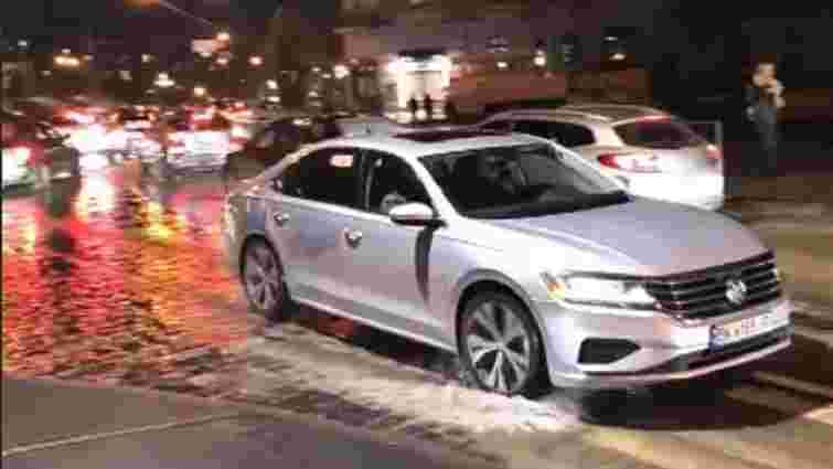 Через пошкодження водогону в центрі Львова трамваї змінили маршрут