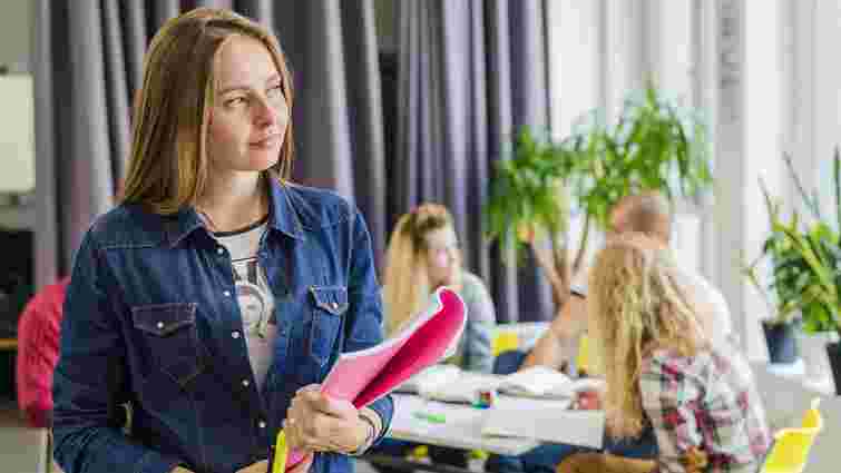 У МОН повідомили, скільки у бюджеті не вистачає грошей для підвищення зарплати вчителям