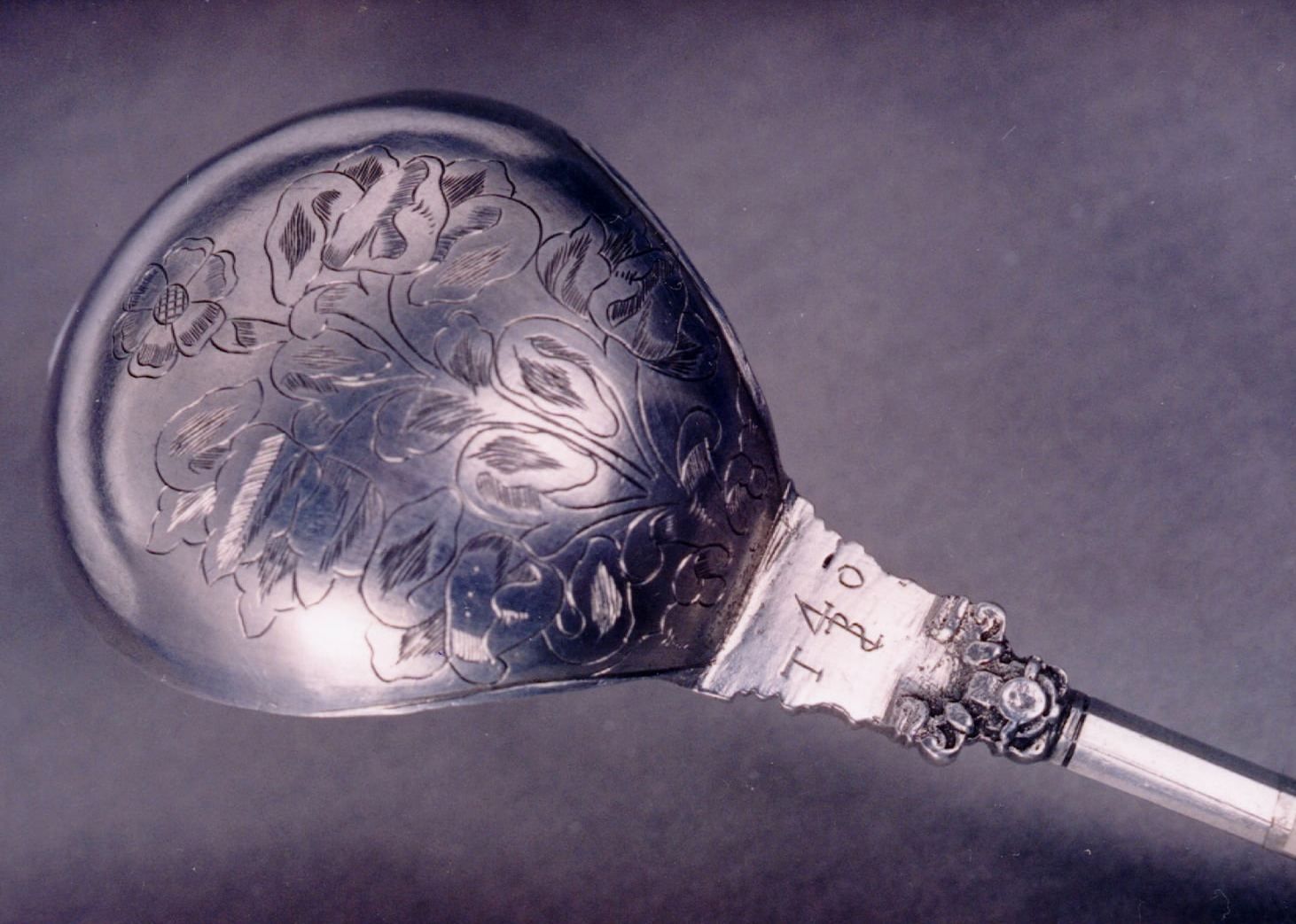 Вигравірувані букви «Т» і «О», ймовірно, є ініціалами власника (фото ЛІМ)