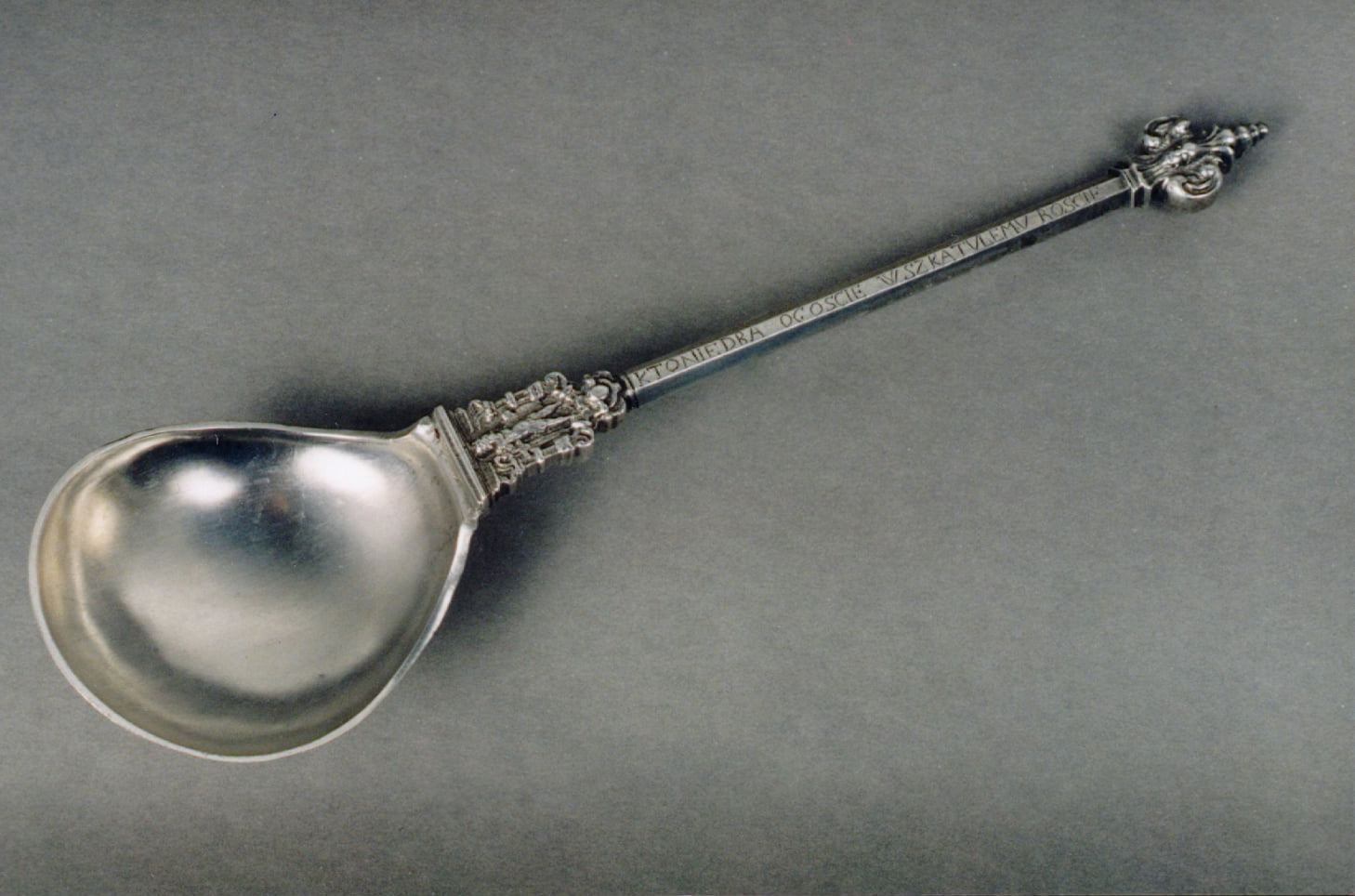 Сентенція старопольською на ручці ложки (фото ЛІМ)