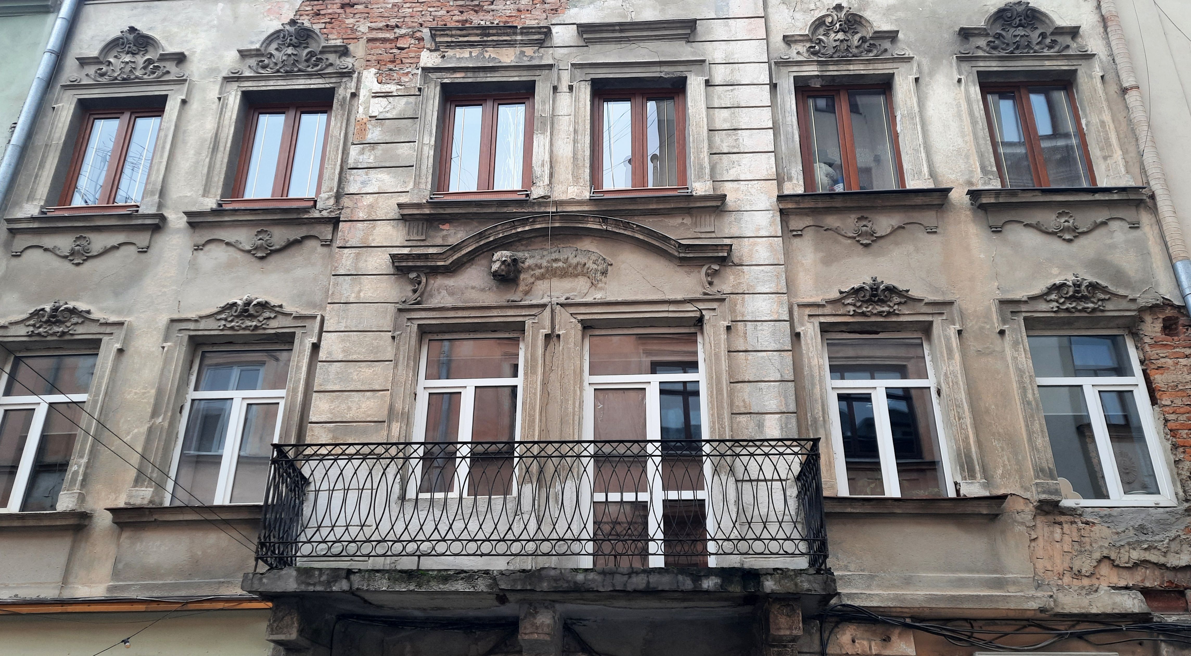 На фасаді будинку на Фурманській, 4 зберігся рельєф з ведмедем (фото ZAXID.NET)