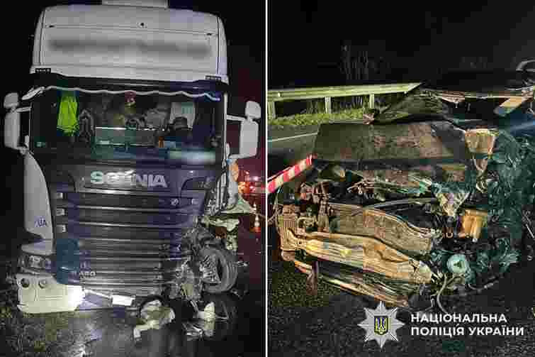 У ДТП з двома вантажівками на Хмельниччині загинув водій Audi