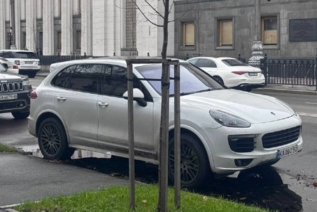 Нардеп з Львівщини Юрій Камельчук їздить на незадекларованому Porsche