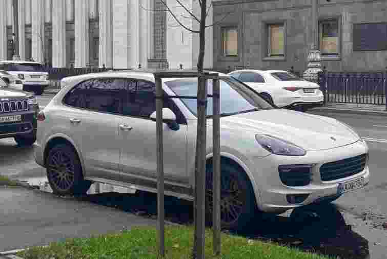 Нардеп з Львівщини Юрій Камельчук їздить на незадекларованому Porsche