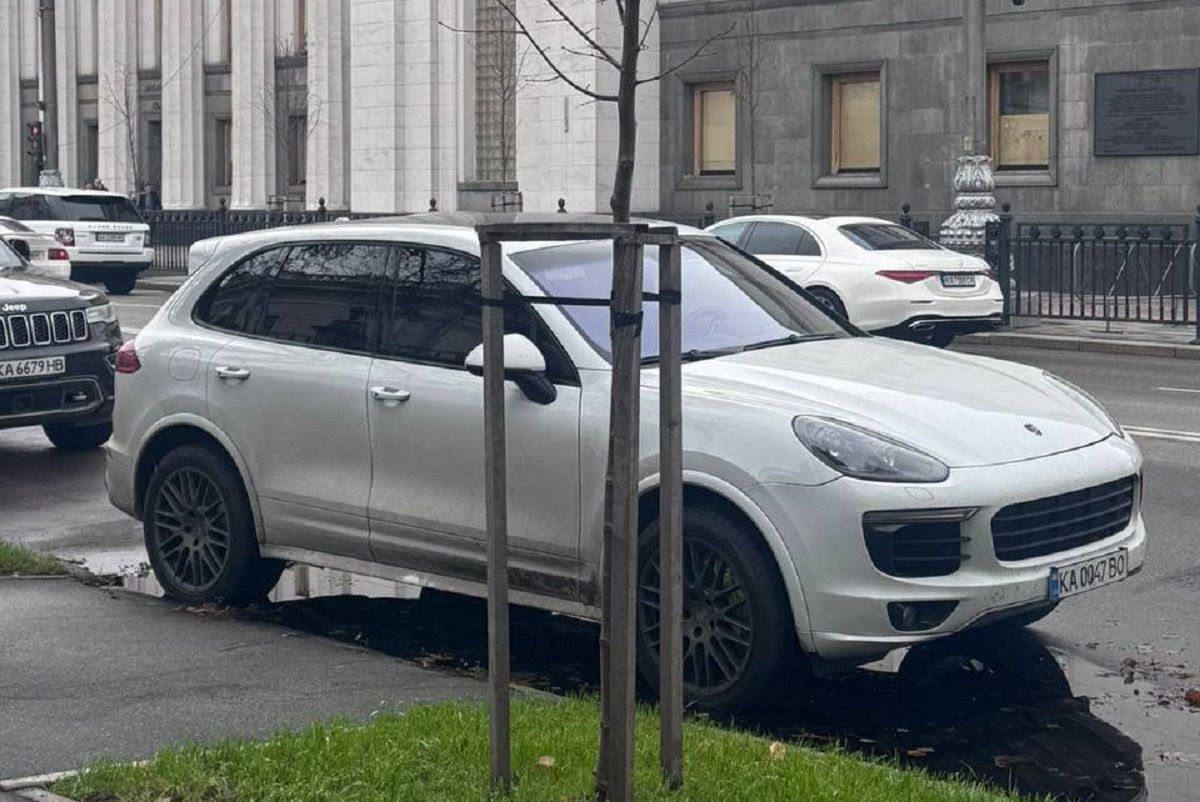 Нардеп з Львівщини Юрій Камельчук їздить на незадекларованому Porsche