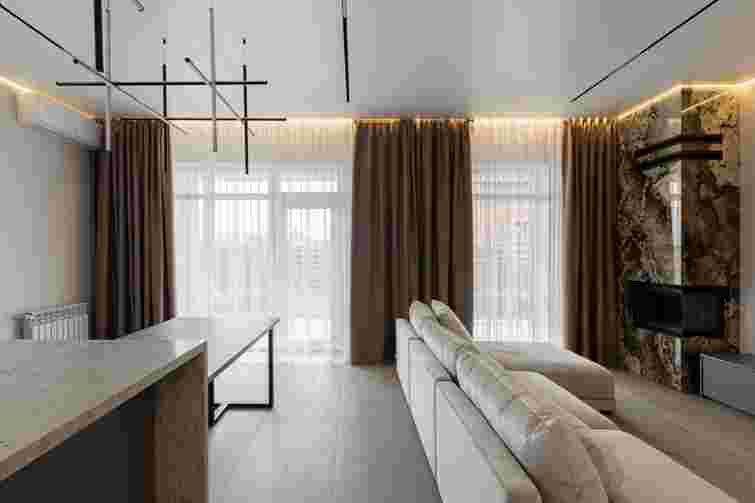 Затишок і функціональність: як вдало задекорувати панорамні вікна