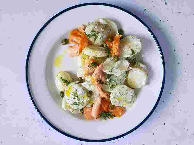 Картопляний салат зі слабосоленою горбушею. Рецепт дня