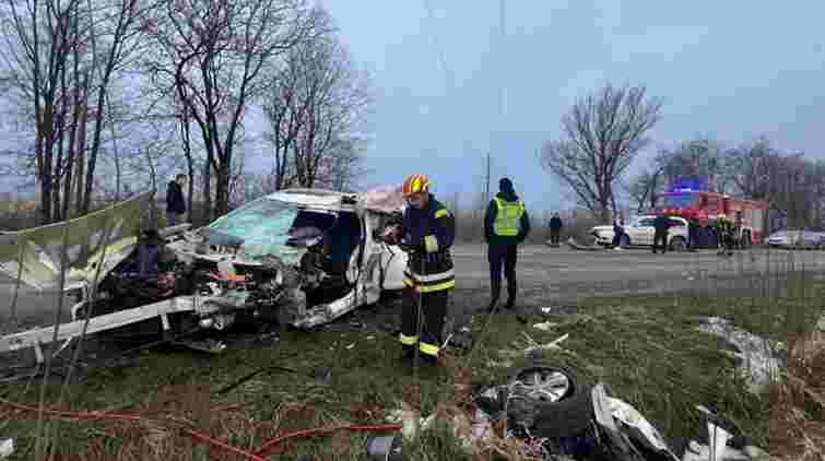 Біля Дрогобича маршрутка з пасажирами зіткнулась з легковиком, один з водіїв у важкому стані