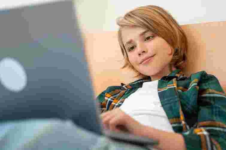 Дитина не хоче йти до школи: чому це стається і як діяти
