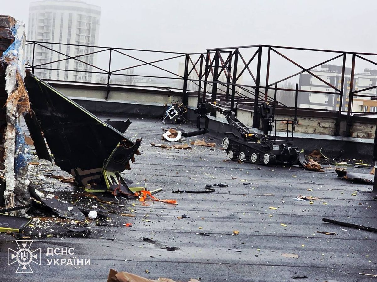 Рятувальники провели унікальну операцію з розмінування багатоповерхівки дронами та роботом