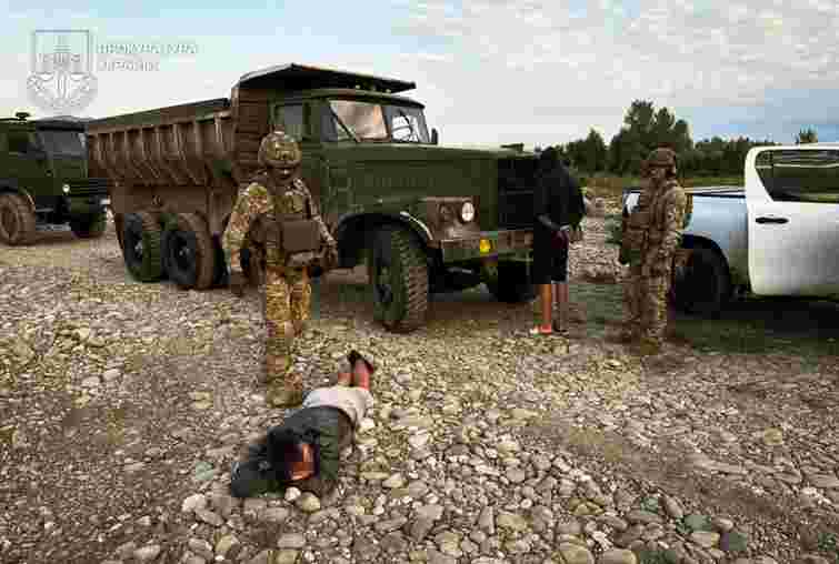 На Закарпатті засудили спільника депутата, який незаконно добував пісок і продавав громаді 