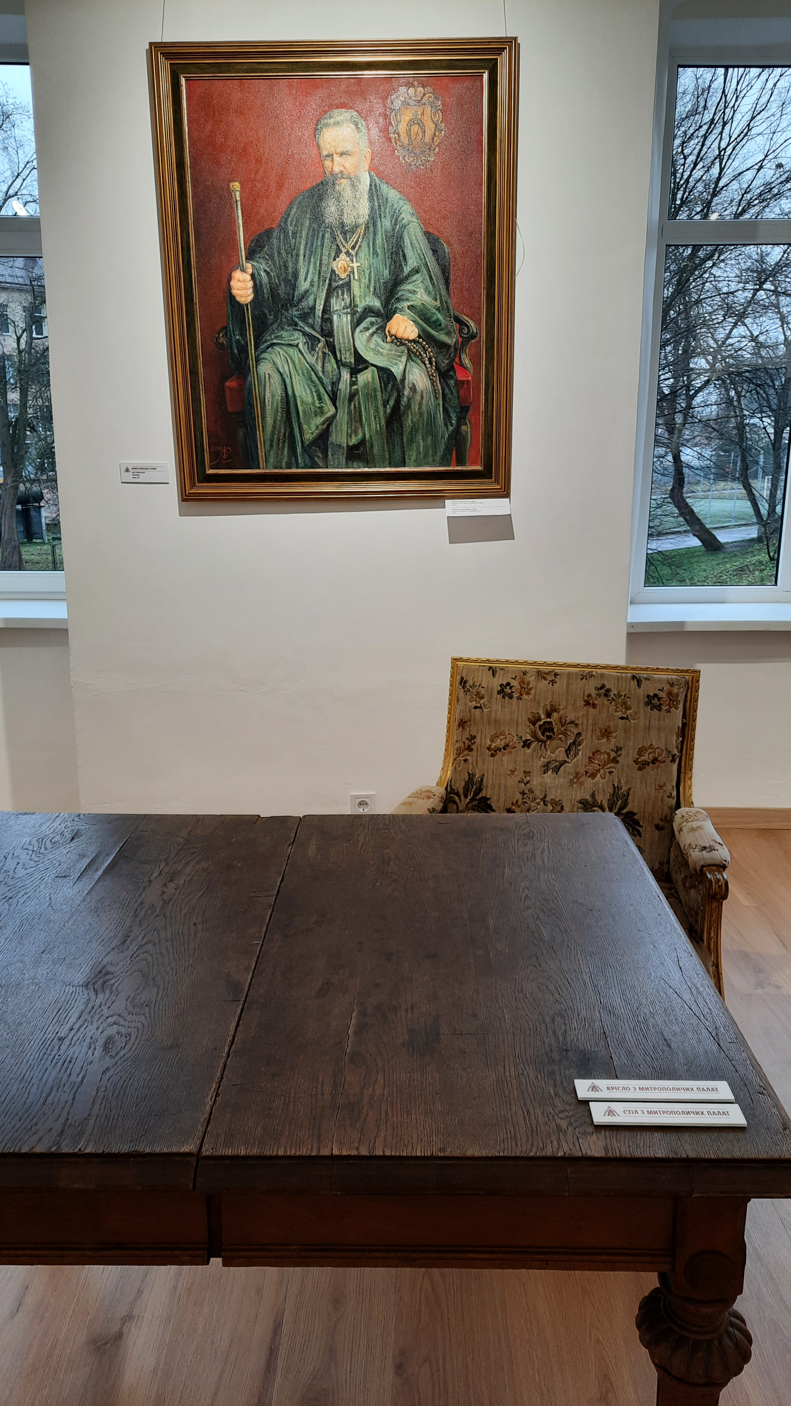 Меблі з митрополичих палат та портрет Шептицького авторства Олекси Новаківського