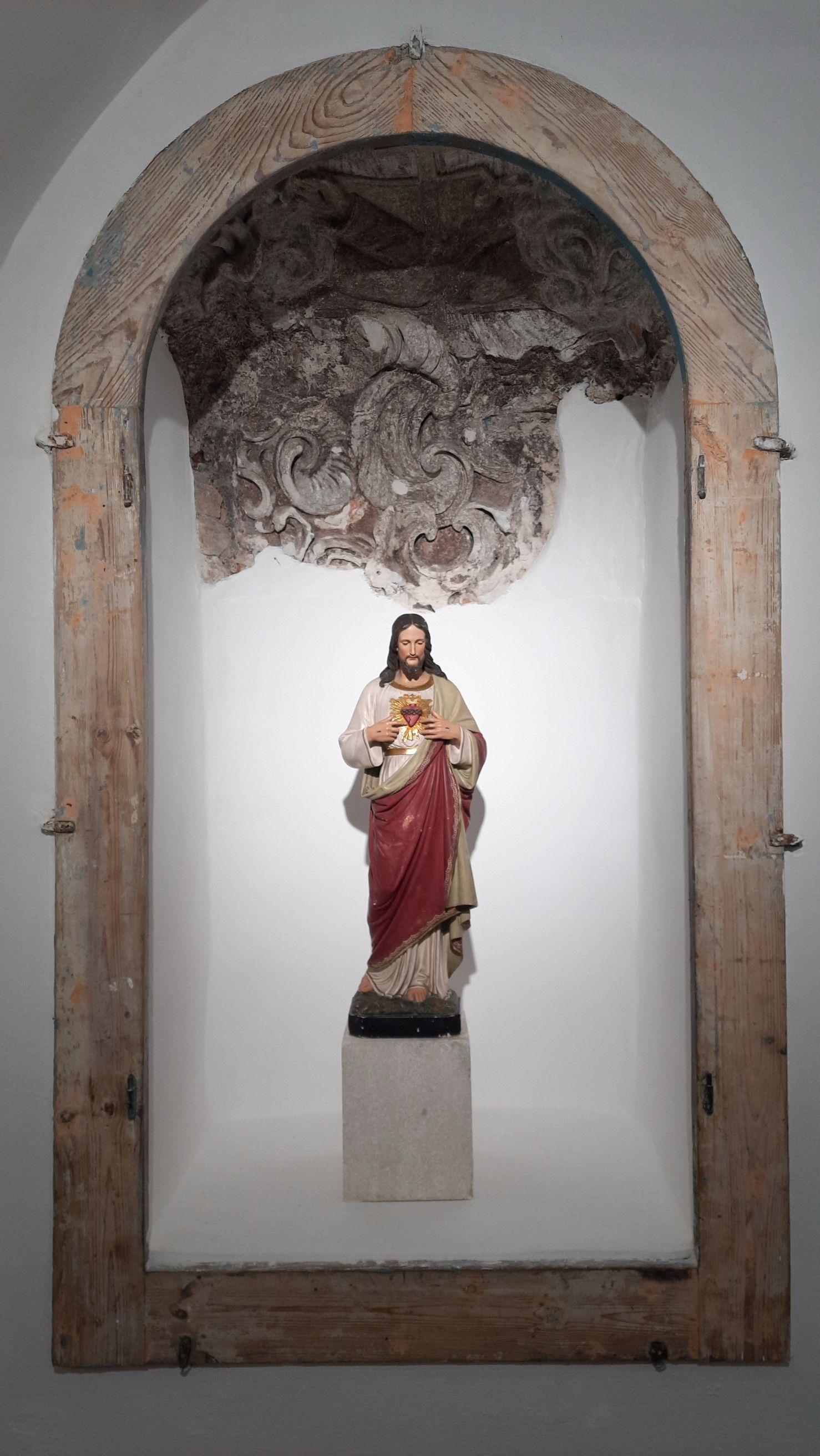 Збережений рельєф у ніші