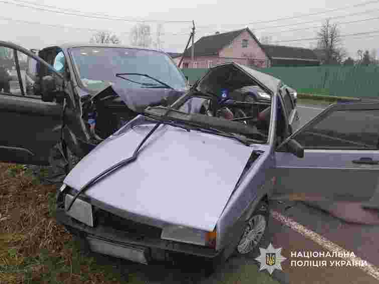 У лобовій аварії на Закарпатті загинула водійка ВАЗ