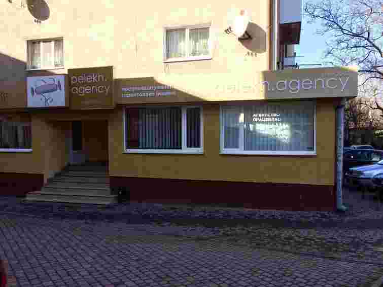 В Ужгороді засудили матір з сином, які облили фекаліями офіс відомої кадрової агенції