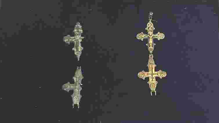 У Стрию презентували 900-річний хрестик-енколпіон, який знайшли на околиці