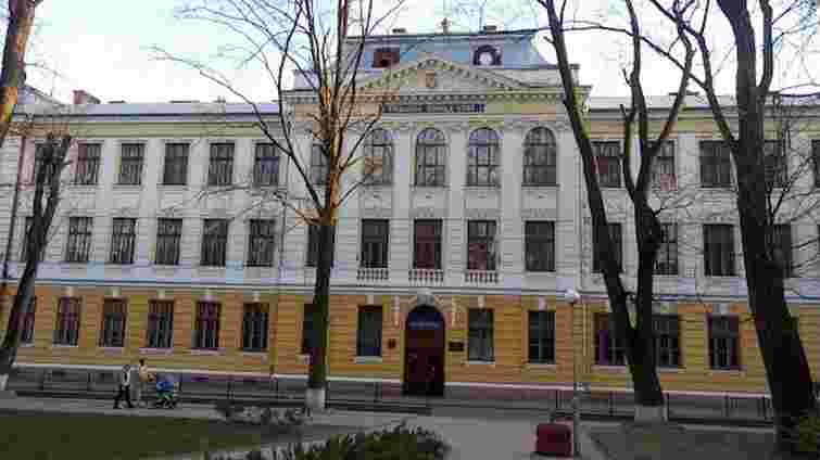 У Чернівцях звільнили вчительку, яка назвала учня «скотиною» через прохання говорити українською