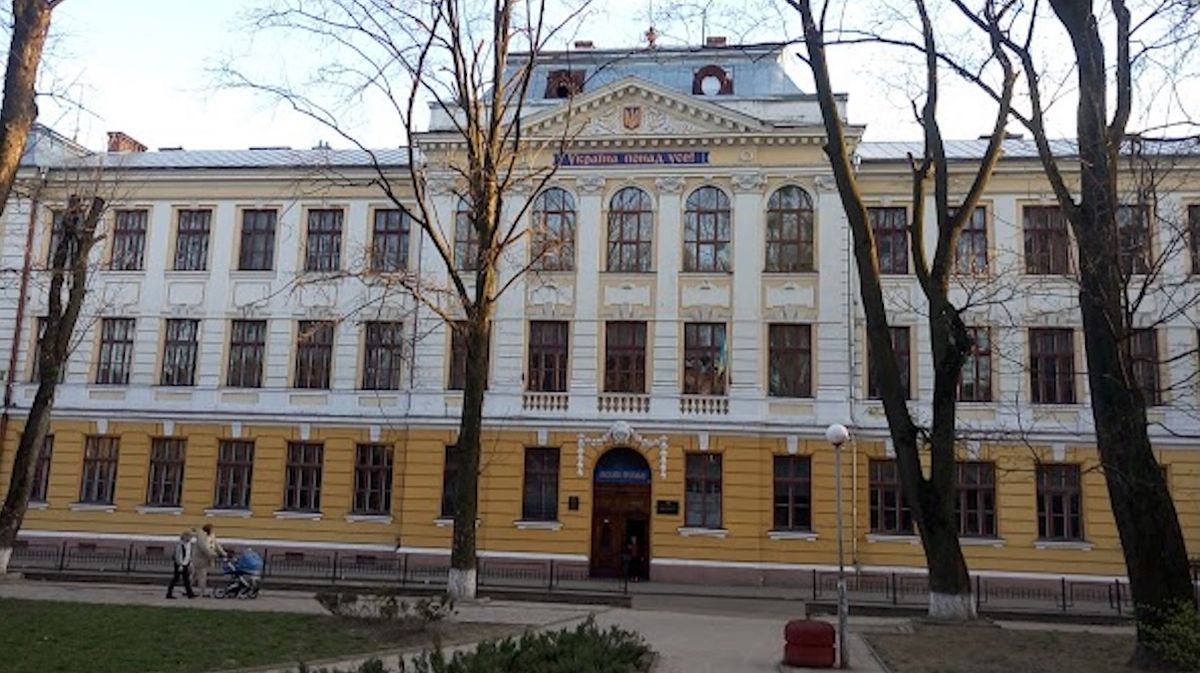 У Чернівцях звільнили вчительку, яка назвала учня «скотиною» через прохання говорити українською