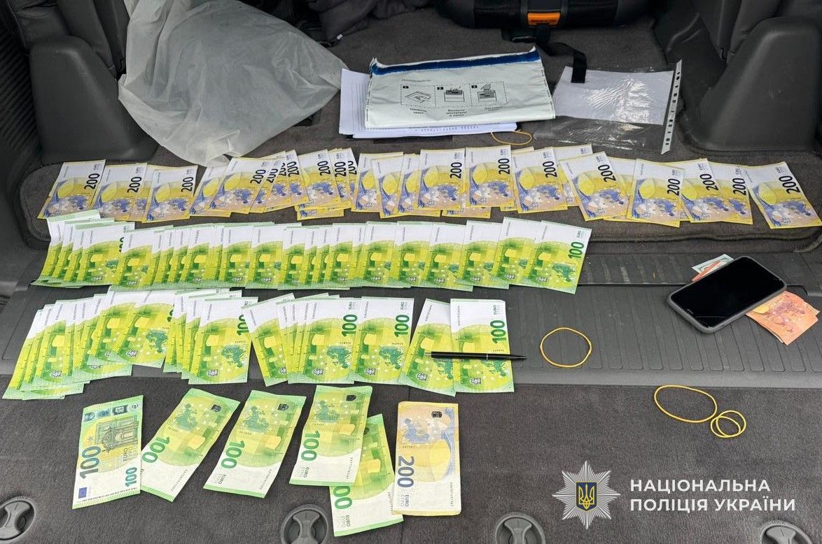 На місці події вилучили гроші в іноземній валюті, еквівалентні 1 млн грн