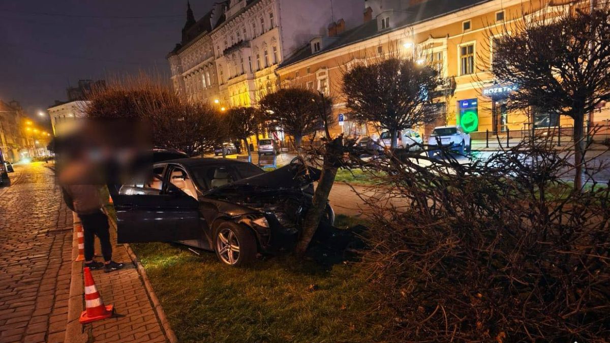 22-річний водій BMW без прав зніс дерево у центрі Львова