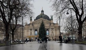 У Львові на площі перед Оперним театром встановили головну новорічну ялинку