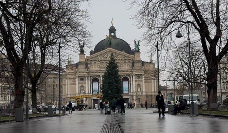У Львові на площі перед Оперним театром встановили головну новорічну ялинку