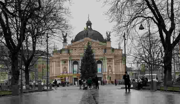 У Львові на площі перед Оперним театром встановили головну новорічну ялинку