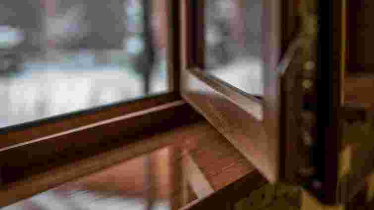 Можуть на весну вийти з ладу: як правильно доглядати за деревʼяними вікнами взимку