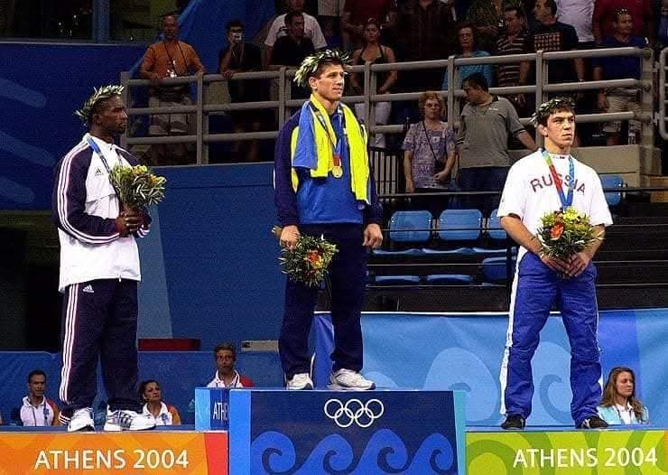 Ельбрус Тедеєв (в центрі) – переможець Олімпіади в Афінах