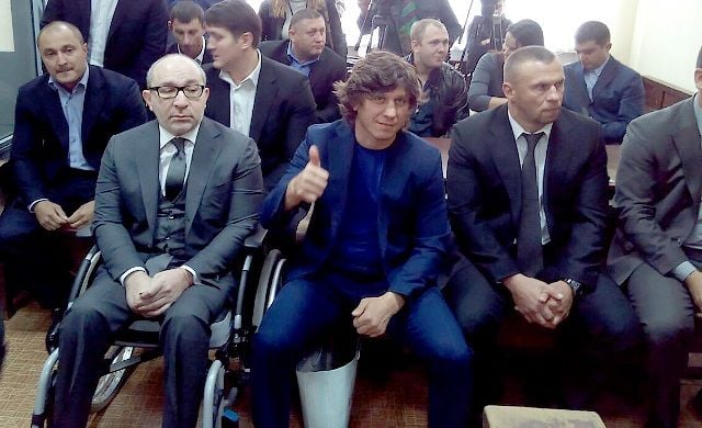 Геннадій Кернес (ліворуч) та Ельбрус Тедеєв (в центрі) під час судового засідання 