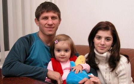 Ельбрус Тедеєв з дружиною та донькою