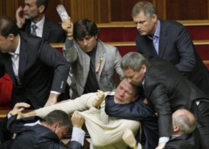 Ельбрус Тедеєв у Верховній Раді б'є опонента пляшкою