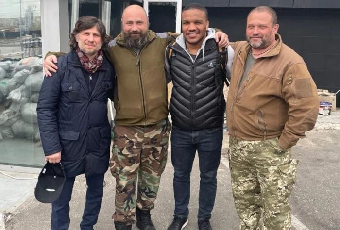 Ельбрус Тедеєв з Жаном Белеюком і українськими військовими