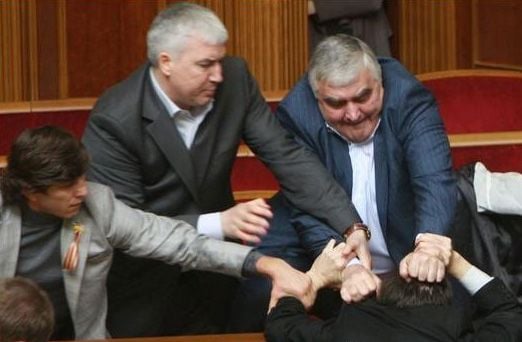 Ельбрус Тедеєв (ліворчу) – головний «бойовик» «Партії регіонів»