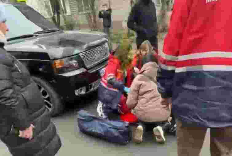 У Львові водій Range Rover збив двох 10-річних дівчат, діти в лікарні