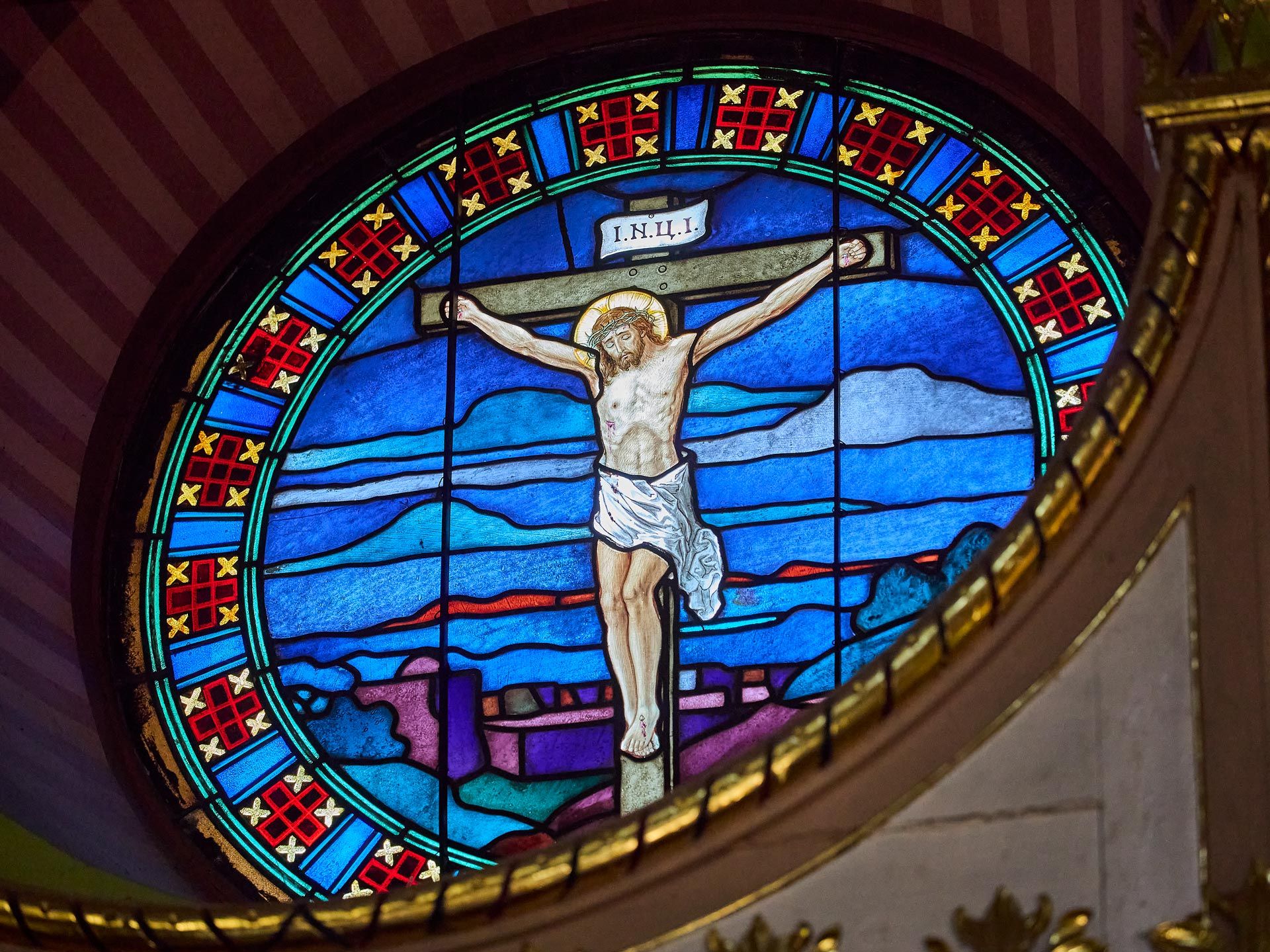 Вітраж з розпʼяттям (фото Олекси Піджарого)