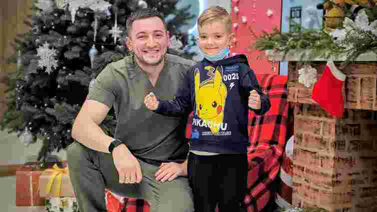 Лікарі Львова провели 7-річному хлопчику першу в Україні подвійну родинну трансплантацію