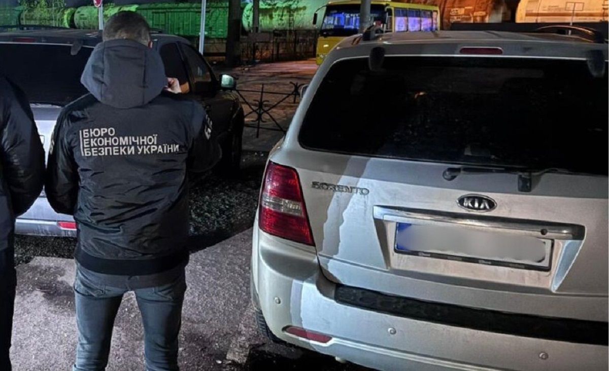 Керівників благодійних фондів на Львівщині викрили на продажу гуманітарних авто