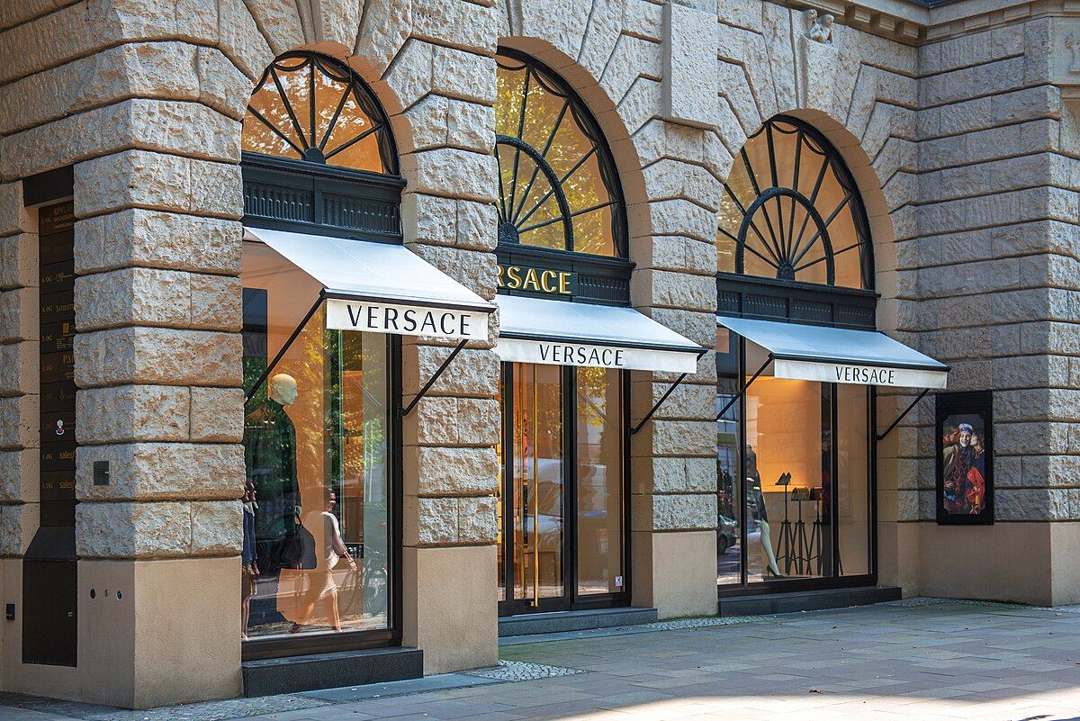 Культовий бренд Versace продали за 1,4 млрд доларів через борги