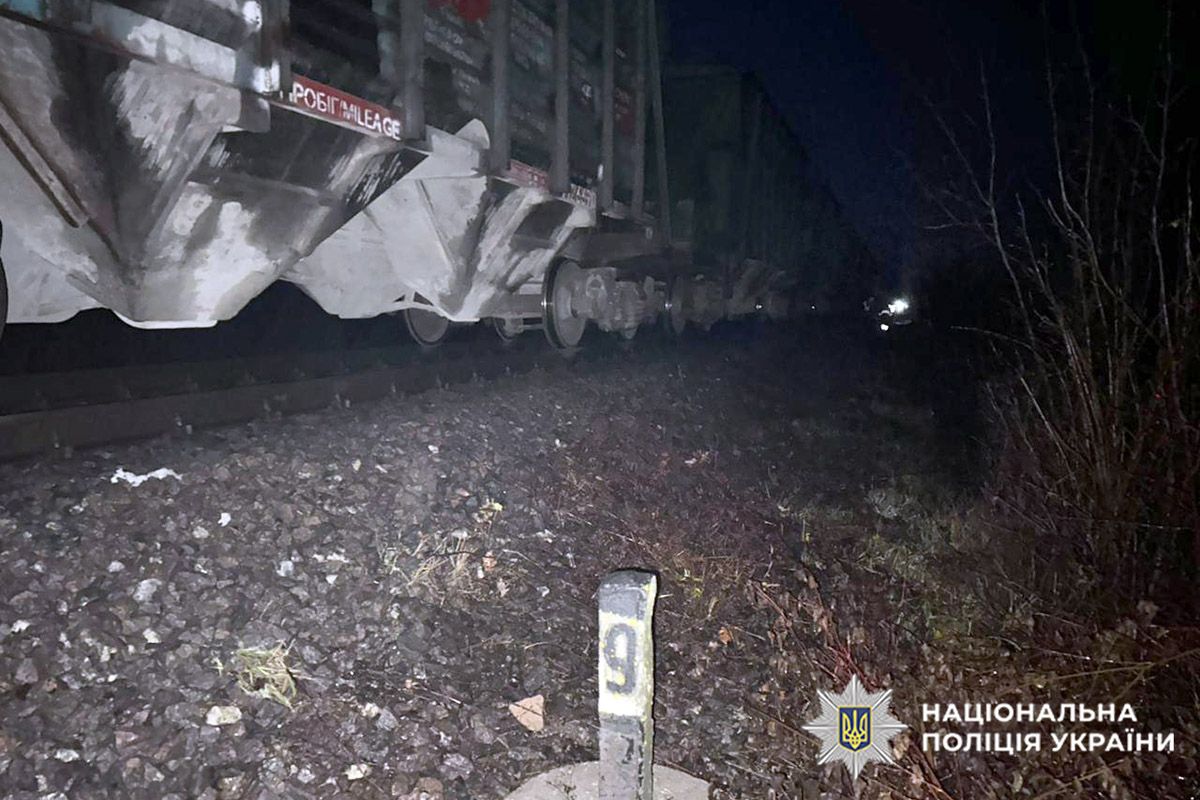 На Хмельниччині вантажний поїзд на смерть збив пенсіонера